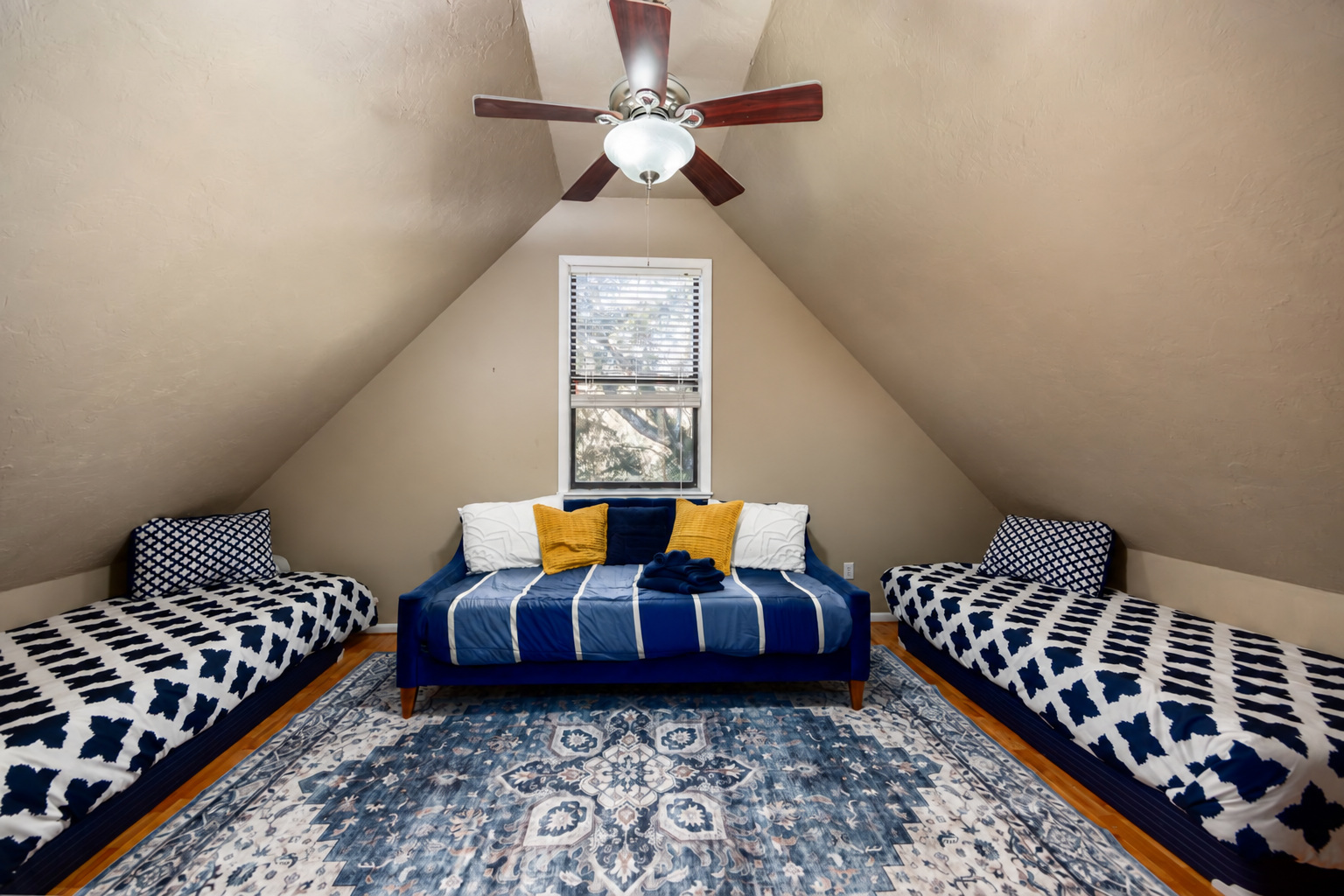Water Room with three twin beds